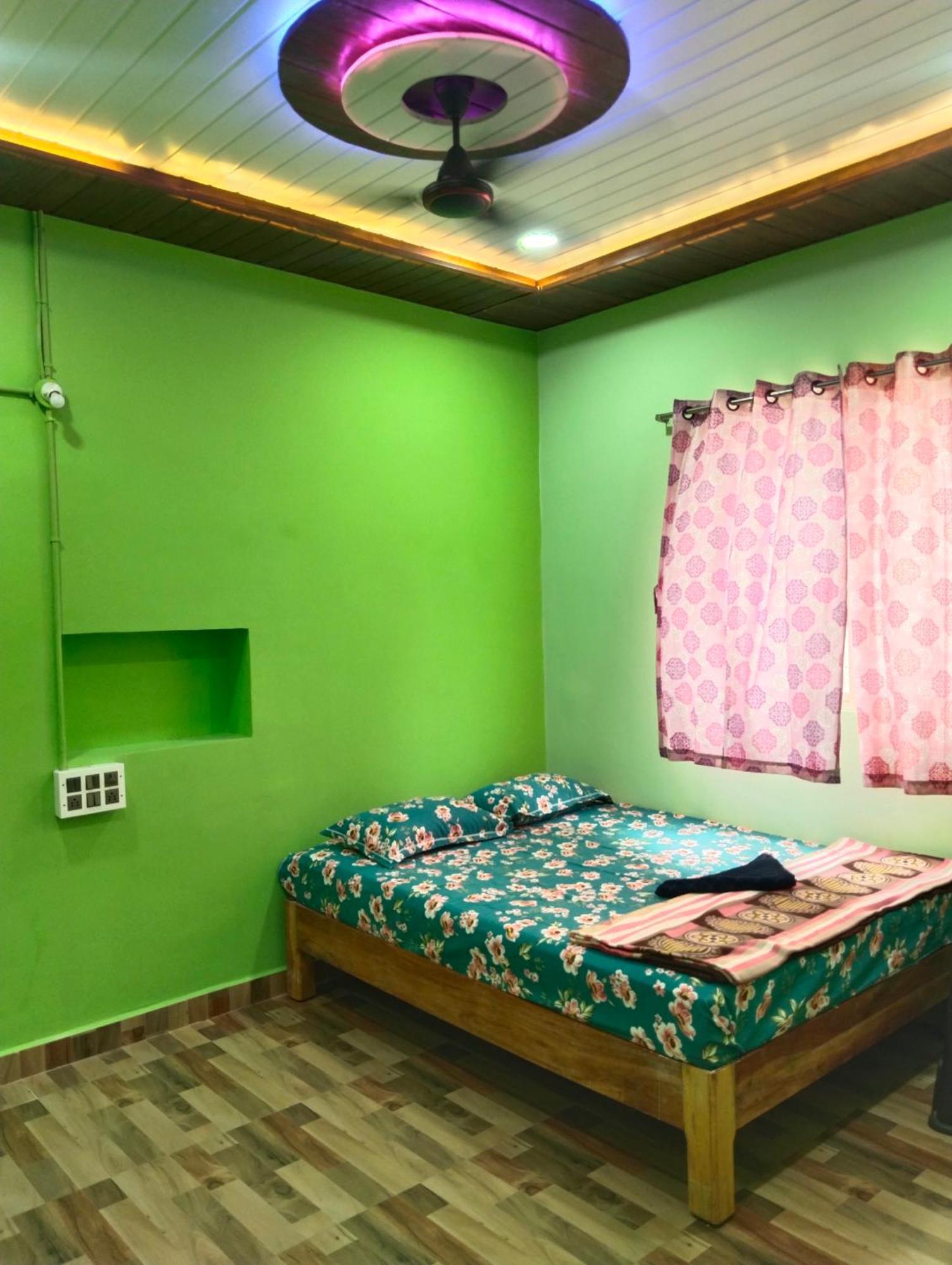 Funky Monkey Home Stay 亨比 外观 照片